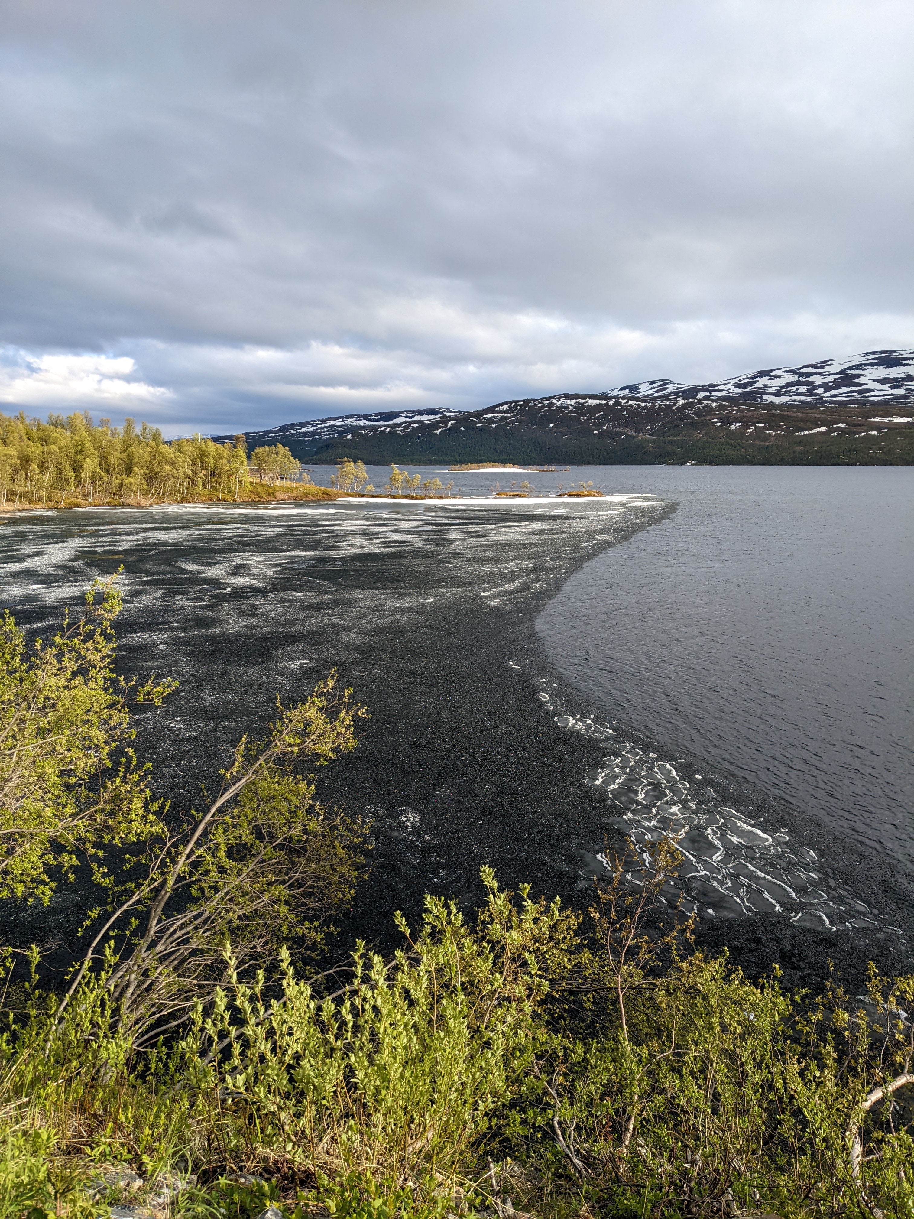 thawing ice on lake Takavatnet
