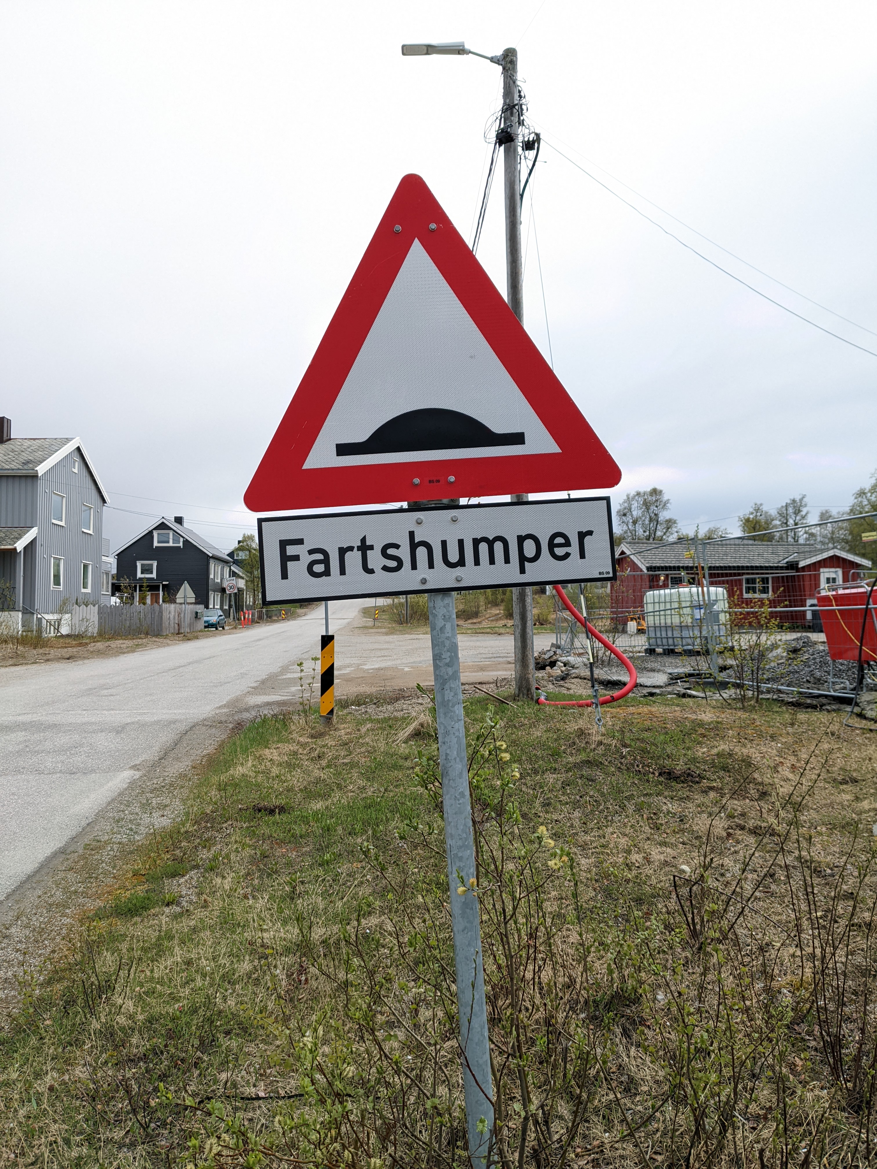 a norwegian speedbump (fartshumper) sign