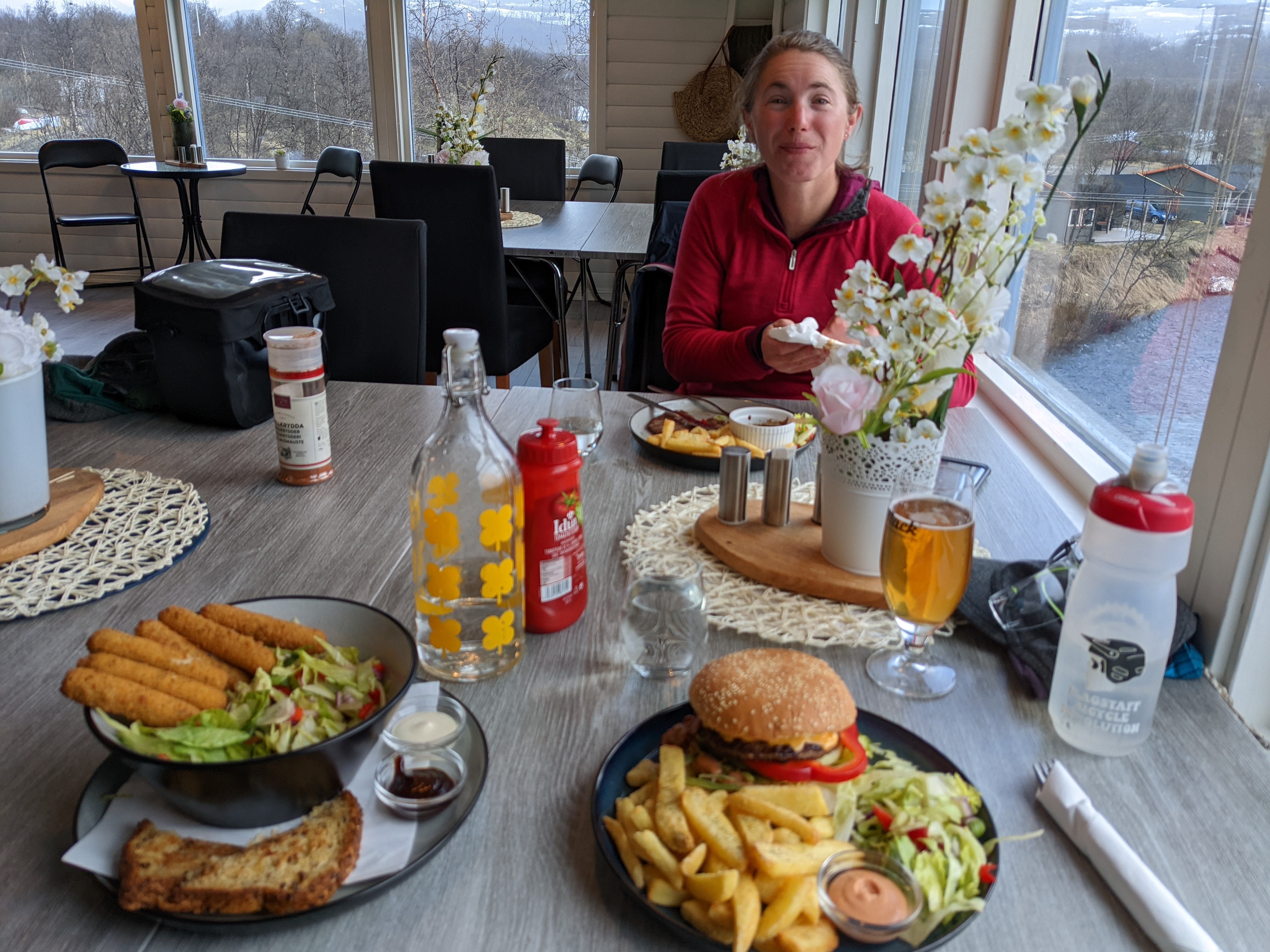 Heidi with dinner: an ifjord-burger, a løvstek, a salad, and mozzarella sticks with barbeque sauce