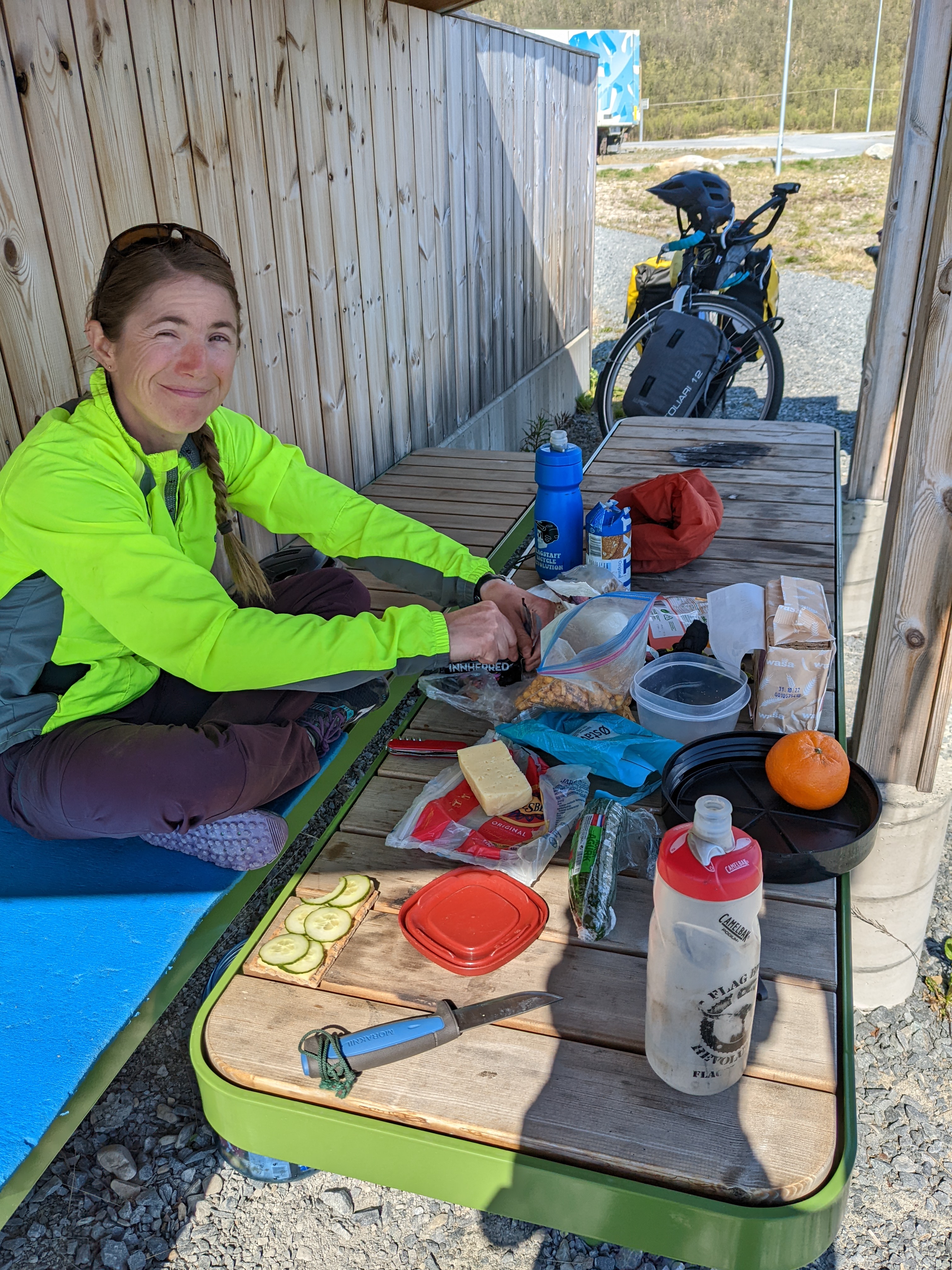 H at a roadside shelters with a standard lunch