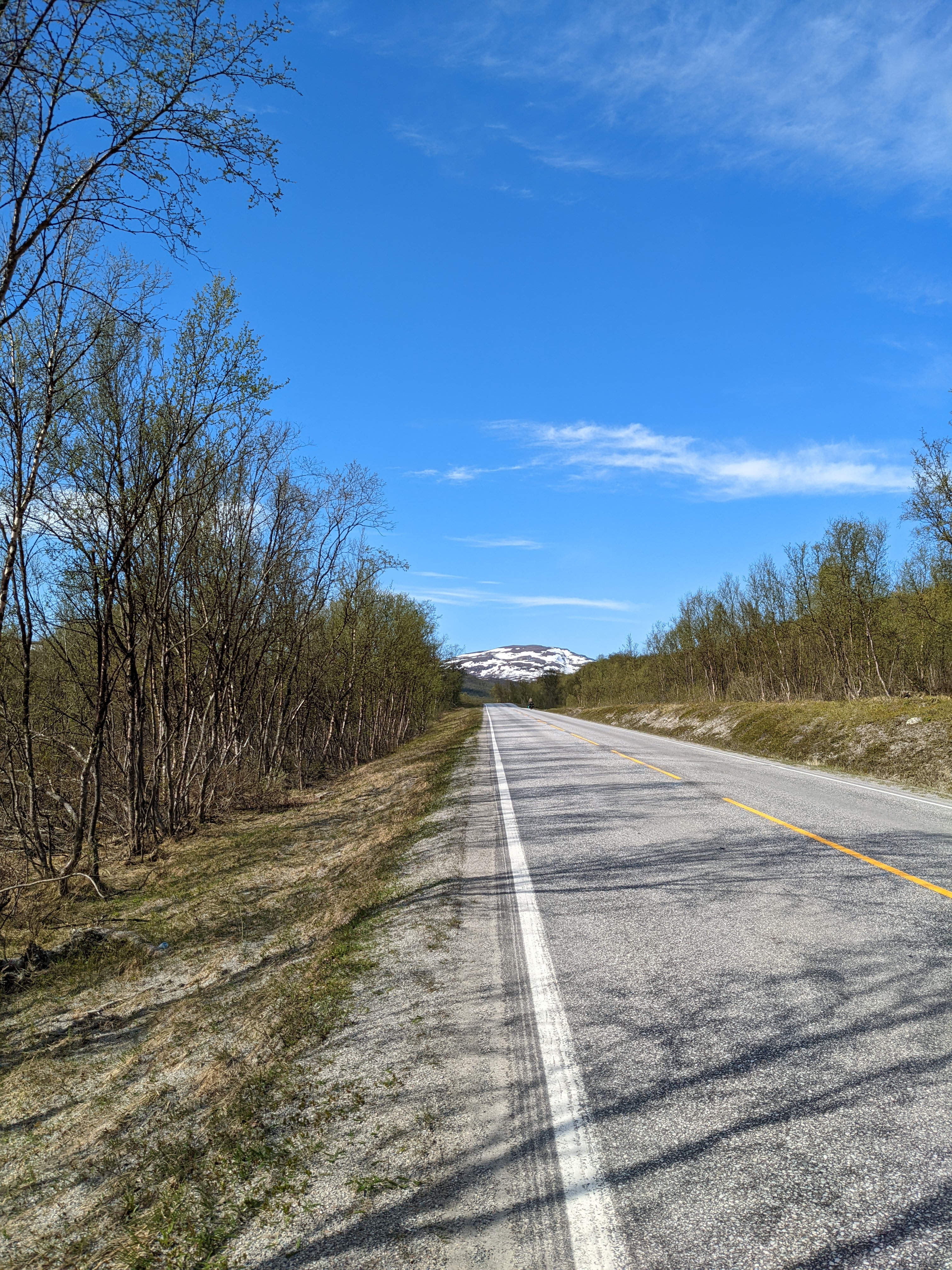 long straight road on the pass from Russenes